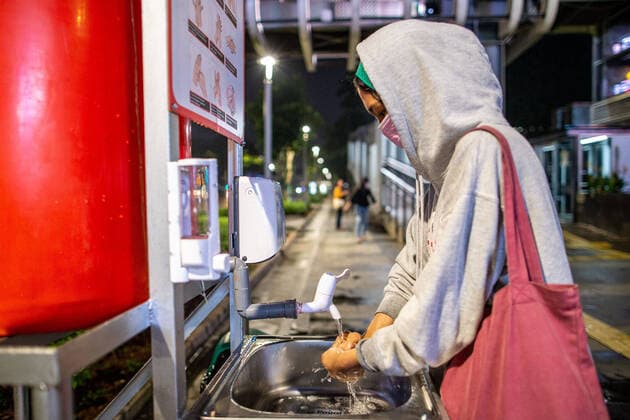 March 23, 2020, Jakarta, Jakarta, Indonesia: Jakarta, Indonesia, 23 March 2020 : People using Washing Hand Facility that provided by Jakarta Government to prevent the spreading of Corona Virus. Until monday 23 March 2020 there are total of 579 case of Corona Virus Positif in Indonesia where Jakarta case the biggest. Jakarta Indonesia - ZUMAh128 20200323_zap_h128_012 Copyright: xDonalxHusnix