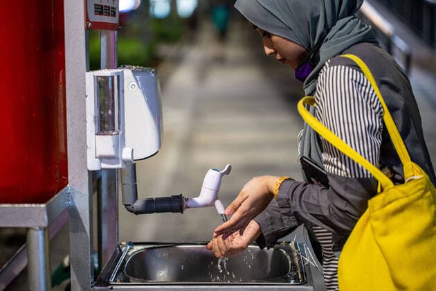 March 23, 2020, Jakarta, Jakarta, Indonesia: Jakarta, Indonesia, 23 March 2020 : People using Washing Hand Facility that provided by Jakarta Government to prevent the spreading of Corona Virus. Until monday 23 March 2020 there are total of 579 case of Corona Virus Positif in Indonesia where Jakarta case the biggest. Jakarta Indonesia - ZUMAh128 20200323_zap_h128_048 Copyright: xDonalxHusnix