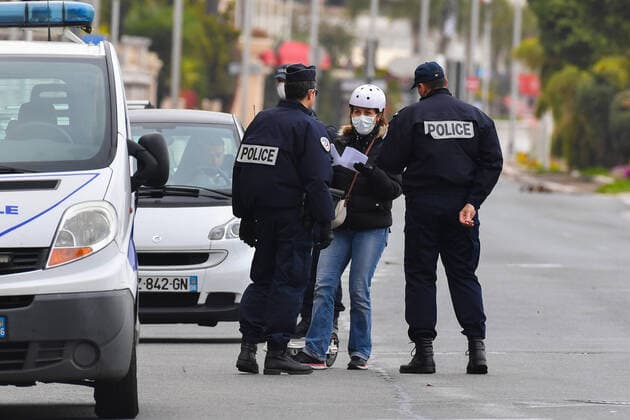 Coronavirus : controle de police sur la promenade des anglais a Nice. France imposes lockdown NEWS : Covid 19 Coronavirus en France - Nice - 23 03 2020 LionelUrman Panoramic 