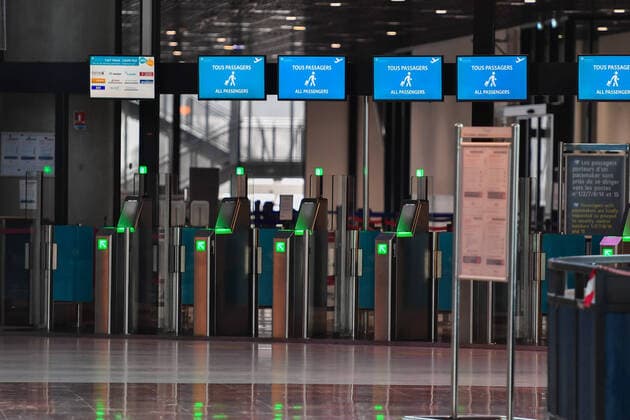 Coronavirus : l aeroport de Nice vide et quasiment a l arret. France imposes lockdown NEWS : Covid 19 Coronavirus en France - Nice - 23 03 2020 LionelUrman Panoramic 