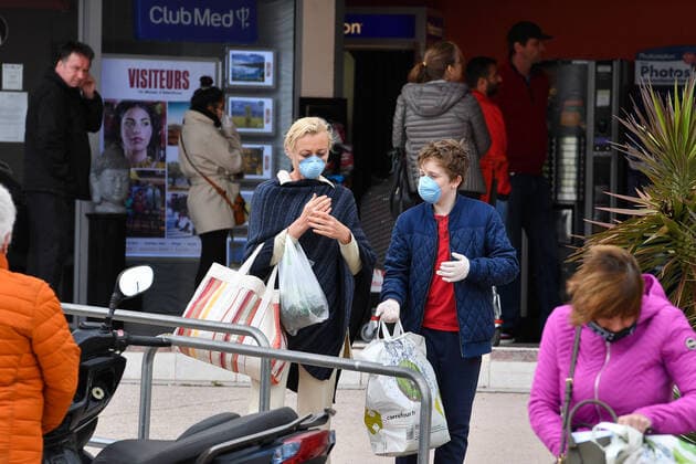 Coronavirus : des clients masques sorte d un magasin Carrefour a Nice. France imposes lockdown NEWS : Covid 19 Coronavirus en France - Nice - 23 03 2020 LionelUrman Panoramic 