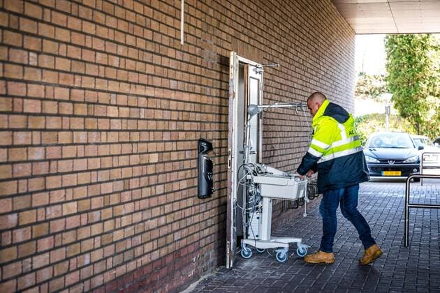 2020-03-23 15:05:33 URMOND - Voorbereidingen worden getroffen bij het Van der Valk in Urmond. Het hotel wordt omgebouwd tot lokatie waar coronapatienten uit de regio opgevangen gaan worden. Foto: Rob Engelaar Hollandse Hoogte  Copyright: xx x408946576x