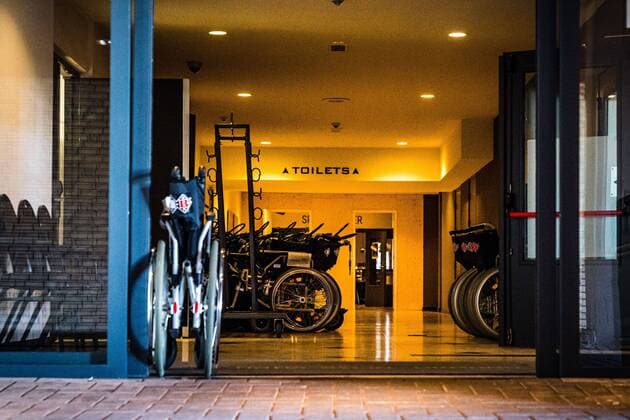 2020-03-23 15:13:11 URMOND - Voorbereidingen worden getroffen bij het Van der Valk in Urmond. Het hotel wordt omgebouwd tot lokatie waar coronapatienten uit de regio opgevangen gaan worden. Foto: Rob Engelaar Hollandse Hoogte  Copyright: xx x408946659x
