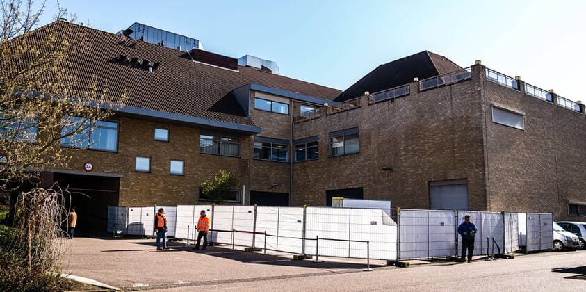 2020-03-23 15:14:15 URMOND - Voorbereidingen worden getroffen bij het Van der Valk in Urmond. Het hotel wordt omgebouwd tot lokatie waar coronapatienten uit de regio opgevangen gaan worden. Foto: Rob Engelaar Hollandse Hoogte  Copyright: xx x408946674x