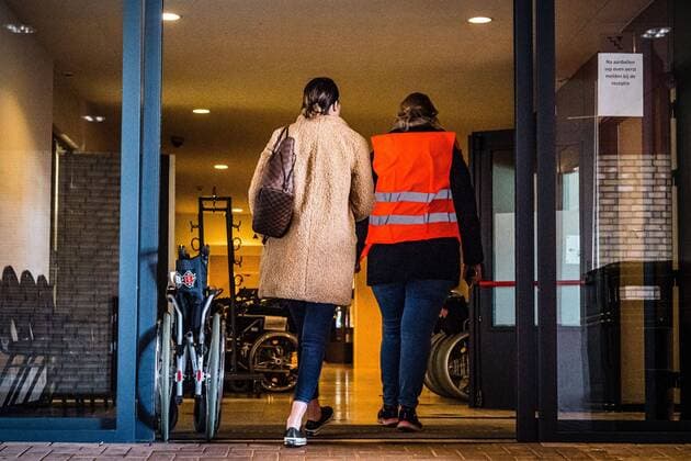 2020-03-23 15:15:58 URMOND - Voorbereidingen worden getroffen bij het Van der Valk in Urmond. Het hotel wordt omgebouwd tot lokatie waar coronapatienten uit de regio opgevangen gaan worden. Foto: Rob Engelaar Hollandse Hoogte  Copyright: xx x408946699x