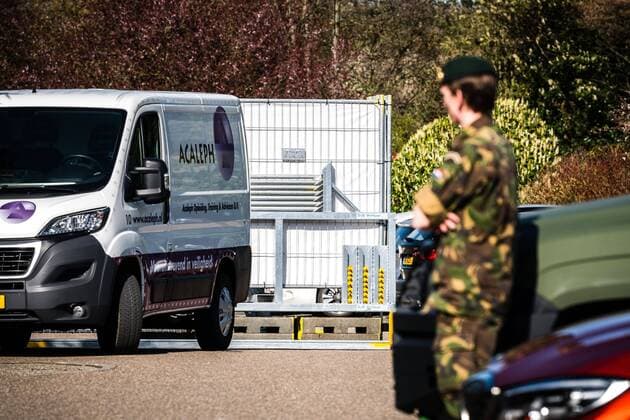 2020-03-23 15:21:59 URMOND - Voorbereidingen worden getroffen bij het Van der Valk in Urmond. Het hotel wordt omgebouwd tot lokatie waar coronapatienten uit de regio opgevangen gaan worden. Foto: Rob Engelaar Hollandse Hoogte  Copyright: xx x408947085x