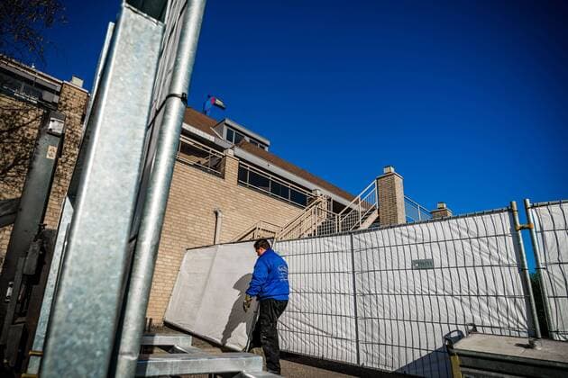 2020-03-23 16:43:21 URMOND - Voorbereidingen worden getroffen bij het Van der Valk in Urmond. Het hotel wordt omgebouwd tot lokatie waar coronapatienten uit de regio opgevangen gaan worden. Foto: Rob Engelaar Hollandse Hoogte  Copyright: xx x408949077x