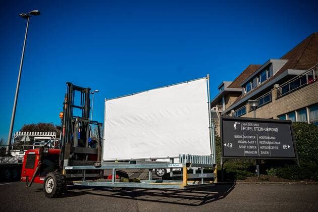 2020-03-23 16:44:04 URMOND - Voorbereidingen worden getroffen bij het Van der Valk in Urmond. Het hotel wordt omgebouwd tot lokatie waar coronapatienten uit de regio opgevangen gaan worden. Foto: Rob Engelaar Hollandse Hoogte  Copyright: xx x408949104x