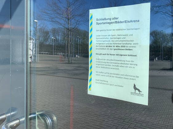 Sign, closure of all sports facilities Baeder and Eis Arena in Wolfsburg Wolfsburg