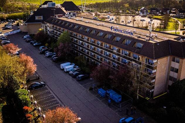 2020-03-23 16:20:42 URMOND - Een luchtfoto van het Van der Valk in Urmond. Het hotel wordt omgebouwd tot lokatie waar coronapatienten uit de regio opgevangen gaan worden. Foto: Rob Engelaar Hollandse Hoogte  Copyright: xx x408950346x