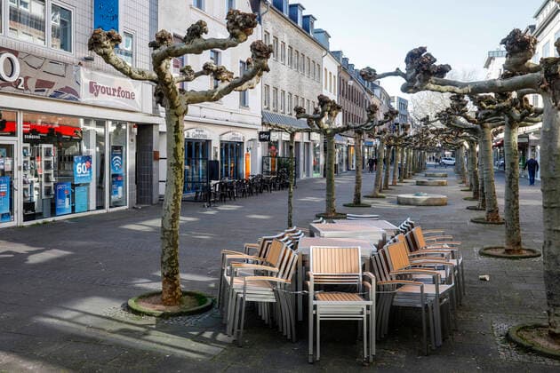 23 03 2020, Viersen, Lower Rhine, North Rhine-Westphalia, Germany Contact ban due to corona pandemic, on Monday deserted shopping street with closed shops in the old town of Viersen, here the main street Viersen North Rhine-Westphalia Germany