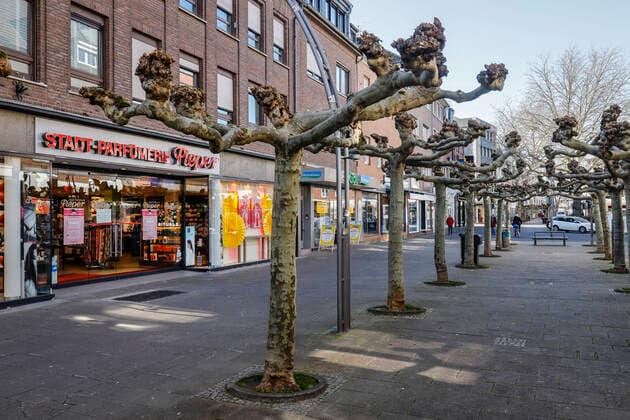 23 03 2020, Viersen, Lower Rhine, North Rhine-Westphalia, Germany Contact ban due to corona pandemic, on Monday deserted shopping street with closed shops in the old town of Viersen, here the main street Viersen North Rhine-Westphalia Germany