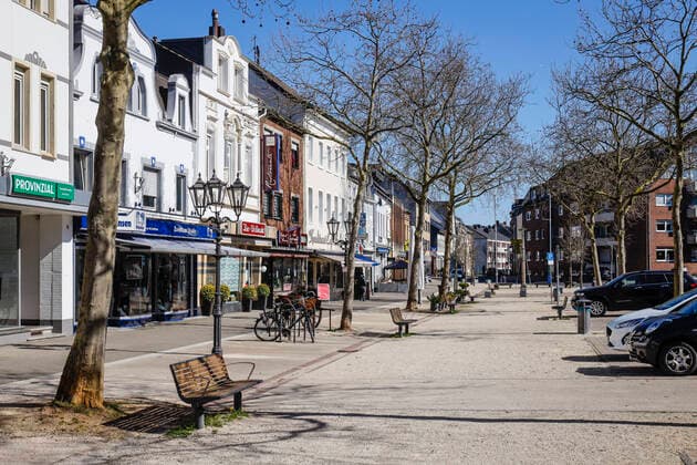 23 03 2020, Viersen, Lower Rhine, North Rhine-Westphalia, Germany Contact ban due to corona pandemic, on Monday deserted shopping street with closed shops and restaurants in the old town of Viersen, here the Gereonsplatz Viersen North Rhine-Westphalia Germany