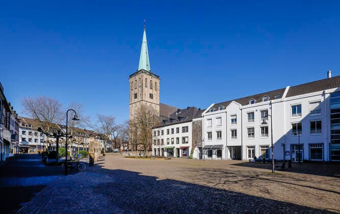 23 03 2020, Viersen, Lower Rhine, North Rhine-Westphalia, Germany Contact ban due to corona pandemic, on Monday deserted shopping street with closed shops and restaurants in Viersens old town, here Remigiusplatz with St Remigius Church Viersen North Rhine-Westphalia Germany