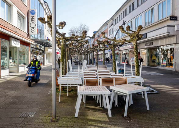 23 03 2020, Viersen, Lower Rhine, North Rhine-Westphalia, Germany Contact ban due to corona pandemic, on Monday deserted shopping street with closed shops in the old town of Viersen, here the main street Viersen North Rhine-Westphalia Germany