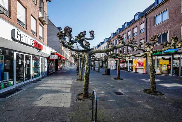 23 03 2020, Viersen, Lower Rhine, North Rhine-Westphalia, Germany Contact ban due to corona pandemic, on Monday deserted shopping street with closed shops in the old town of Viersen, here the main street Viersen North Rhine-Westphalia Germany