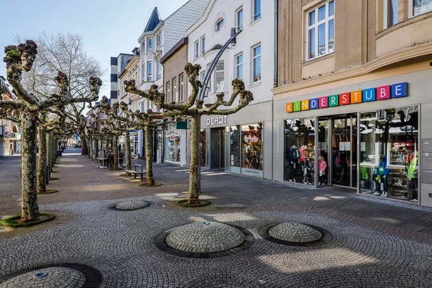 23 03 2020, Viersen, Lower Rhine, North Rhine-Westphalia, Germany Contact ban due to corona pandemic, on Monday deserted shopping street with closed shops in the old town of Viersen, here the main street Viersen North Rhine-Westphalia Germany