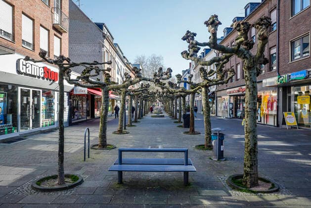23 03 2020, Viersen, Lower Rhine, North Rhine-Westphalia, Germany Contact ban due to corona pandemic, on Monday deserted shopping street with closed shops in the old town of Viersen, here the main street Viersen North Rhine-Westphalia Germany