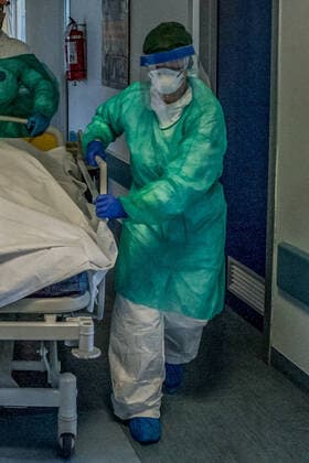 Cremona. Cremona Hospital Intensive Care for the most serious patients infected with the COVID19 Coronavirus virus doctors during the administration of drugs for therapy (Carlo Cozzoli Fotogramma, Cremona - 2020-03-23) p.s. la foto e utilizzabile nel rispetto del contesto in cui e stata scattata, e senza intento diffamatorio del decoro delle persone rappresentate  Copyright: xCarloxCozzolix xFOTOGRAMMAx