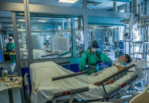 Cremona. Cremona Hospital Intensive Care for the most serious patients infected with the COVID19 Coronavirus virus doctors during the administration of drugs for therapy (Carlo Cozzoli Fotogramma, Cremona - 2020-03-23) p.s. la foto e utilizzabile nel rispetto del contesto in cui e stata scattata, e senza intento diffamatorio del decoro delle persone rappresentate  Copyright: xCarloxCozzolix xFOTOGRAMMAx
