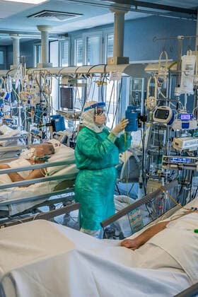 Cremona. Cremona Hospital Intensive Care for the most serious patients infected with the COVID19 Coronavirus virus doctors during the administration of drugs for therapy (Carlo Cozzoli Fotogramma, Cremona - 2020-03-23) p.s. la foto e utilizzabile nel rispetto del contesto in cui e stata scattata, e senza intento diffamatorio del decoro delle persone rappresentate  Copyright: xCarloxCozzolix xFOTOGRAMMAx