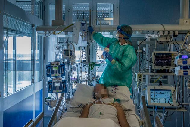 Cremona. Cremona Hospital Intensive Care for the most serious patients infected with the COVID19 Coronavirus virus doctors during the administration of drugs for therapy (Carlo Cozzoli Fotogramma, Cremona - 2020-03-23) p.s. la foto e utilizzabile nel rispetto del contesto in cui e stata scattata, e senza intento diffamatorio del decoro delle persone rappresentate  Copyright: xCarloxCozzolix xFOTOGRAMMAx