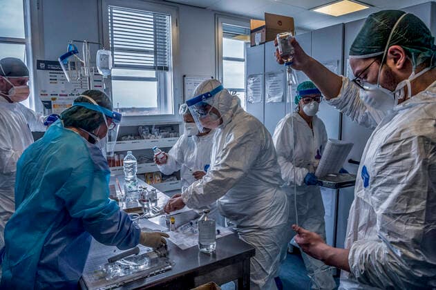 Cremona. Cremona Hospital Intensive Care for the most serious patients infected with the COVID19 Coronavirus virus doctors during the administration of drugs for therapy (Carlo Cozzoli Fotogramma, Cremona - 2020-03-23) p.s. la foto e utilizzabile nel rispetto del contesto in cui e stata scattata, e senza intento diffamatorio del decoro delle persone rappresentate  Copyright: xCarloxCozzolix xFOTOGRAMMAx