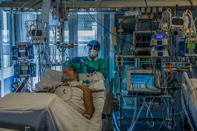 Cremona. Cremona Hospital Intensive Care for the most serious patients infected with the COVID19 Coronavirus virus doctors during the administration of drugs for therapy (Carlo Cozzoli Fotogramma, Cremona - 2020-03-23) p.s. la foto e utilizzabile nel rispetto del contesto in cui e stata scattata, e senza intento diffamatorio del decoro delle persone rappresentate  Copyright: xCarloxCozzolix xFOTOGRAMMAx