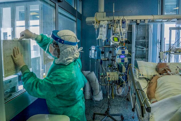 Cremona. Cremona Hospital Intensive Care for the most serious patients infected with the COVID19 Coronavirus virus doctors during the administration of drugs for therapy (Carlo Cozzoli Fotogramma, Cremona - 2020-03-23) p.s. la foto e utilizzabile nel rispetto del contesto in cui e stata scattata, e senza intento diffamatorio del decoro delle persone rappresentate  Copyright: xCarloxCozzolix xFOTOGRAMMAx