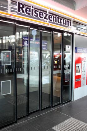 Hauptbahnhof Berlin amm 23 03 2020 One day after the entry into force of the new political regulations on the social treatment of COVID 19, Berlins central station is deserted Only a few shops are open The travel centre is closed Normally the station is full on a Monday at lunchtime Now the corridors and staircases are deserted and empty No crowds and the measur