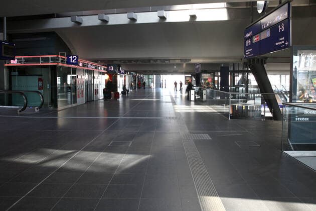 Hauptbahnhof Berlin amm 23 03 2020 One day after the entry into force of the new political regulations on the social treatment of COVID 19, Berlins central station is deserted Only a few shops are open The travel centre is closed Normally the station is full on a Monday at lunchtime Now the corridors and staircases are deserted and empty No crowds and the measur