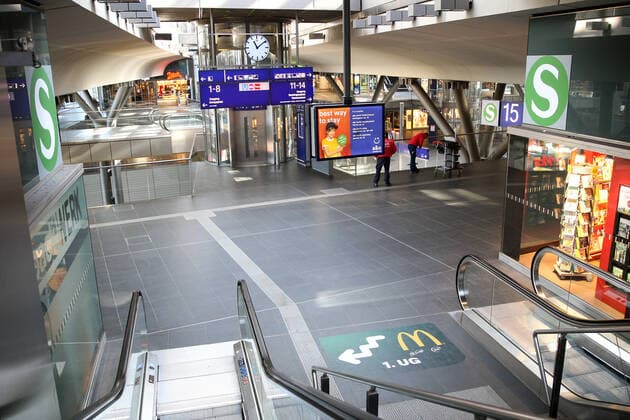 Hauptbahnhof Berlin amm 23 03 2020 One day after the entry into force of the new political regulations on the social treatment of COVID 19, Berlins central station is deserted Only a few shops are open The travel centre is closed Normally the station is full on a Monday at lunchtime Now the corridors and staircases are deserted and empty No crowds and the measur