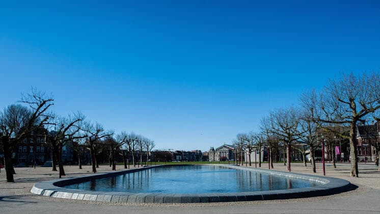 March 23, 2020, Amsterdam, Netherlands: The Museum plein area is empty due to the spread of the coronavirus..Since the Coronavirus hit The Netherlands, most of the cities are empty. A couple of weeks ago, Prime Minister Mark Rutte called to work from home as much as possible and also announced the closure of restaurants, sports clubs, sex clubs, saunas, and cafes. Amsterdam is not formally in lockdown, but the streets and squares are empty. Amsterdam Netherlands - ZUMAs197 20200323_zaa_s197_061 Copyright: xAnaxFernandezx