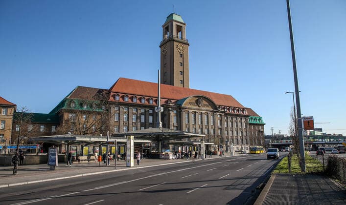 Coronavirus in Berlin Berlin, 23 03 2020, Rathaus Spandau Because of the coronavirus, the forecourt in front of the town hall and the bus stops are unusually deserted. There is little traffic on the street and few pedestrians cross at a great distance Berlin Berlin Germany Rathaus Spandau