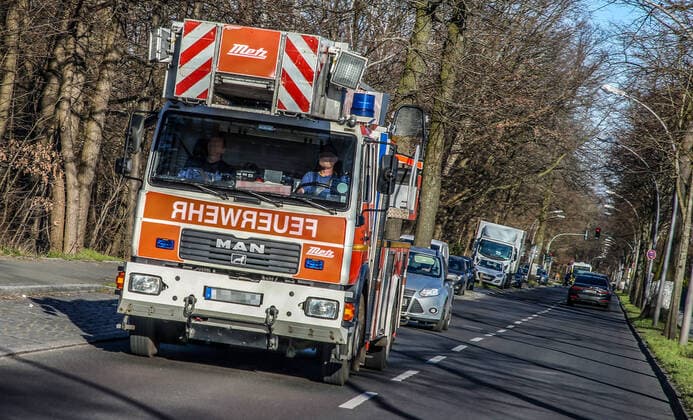 Fire brigade in action Berlin, 23 03 2020, Ladder wagon of the Berlin fire brigade drives on a road to an action Berlin Berlin Germany