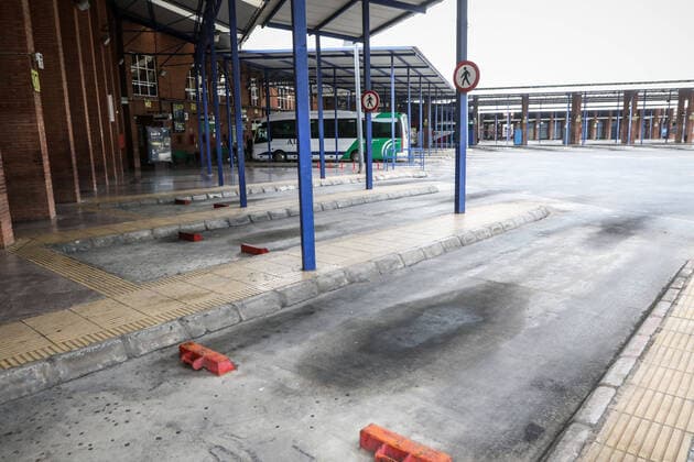 March 23, 2020: March 23, 2020 (Malaga ) The Spanish Military Unit UME, has carried out disinfection tasks at the main bus station in Malaga, to prevent the spread of the Coronavirus due to the passenger traffic that passes daily through the station. The Spanish military use bleach to clean up the surrounding area. - ZUMAc161 20200323_zap_c161_006 Copyright: xLorenzoxCarnerox