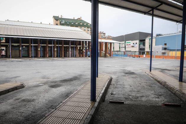 March 23, 2020: March 23, 2020 (Malaga ) The Spanish Military Unit UME, has carried out disinfection tasks at the main bus station in Malaga, to prevent the spread of the Coronavirus due to the passenger traffic that passes daily through the station. The Spanish military use bleach to clean up the surrounding area. - ZUMAc161 20200323_zap_c161_033 Copyright: xLorenzoxCarnerox