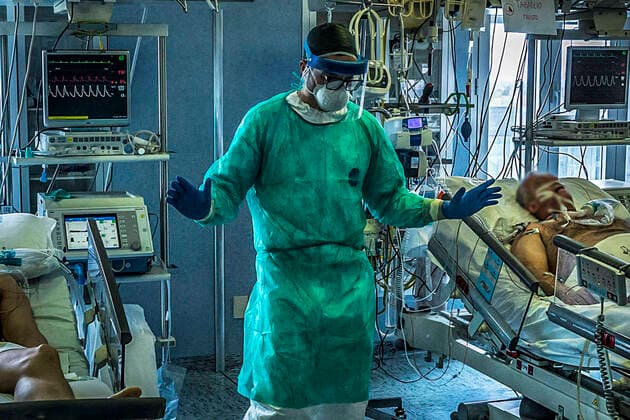Cremona. Intensive Care Hospital for the most serious patients infected with the COVID19 Coronavirus virus during medical administration of drugs for therapy (Carlo Cozzoli Fotogramma, Cremona - 2020-03-23) p.s. la foto e utilizzabile nel rispetto del contesto in cui e stata scattata, e senza intento diffamatorio del decoro delle persone rappresentate  Copyright: xCarloxCozzolix xFOTOGRAMMAx