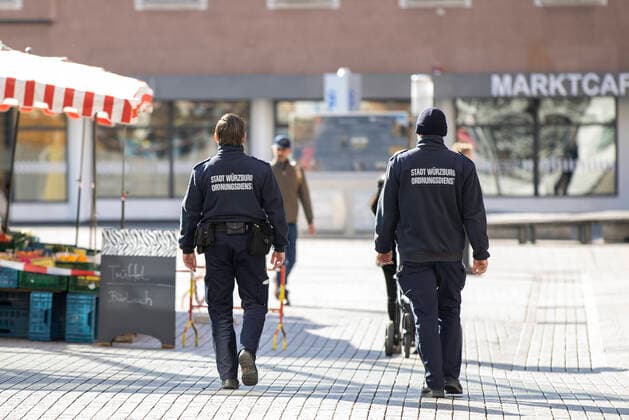 Wuerzburg, City, 23 03 2020, Coronavirus, disaster in Bavaria, exit restrictions Bild Ordnungsamt monitors the exit restrictions of the Bavarian State Ministry of Health and Care Copyright: HMBxMedia xHeikoxBecker