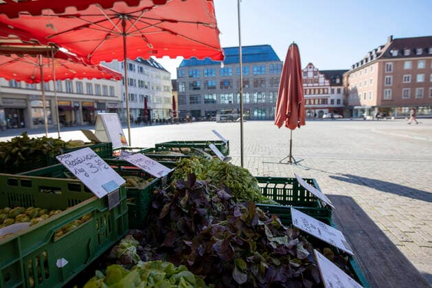 Wuerzburg, City, 23 03 2020, Coronavirus, disaster in Bavaria, initial restrictions Picture The farmers market stalls at the market place suffer from the initial restrictions Copyright: HMBxMedia xHeikoxBecker