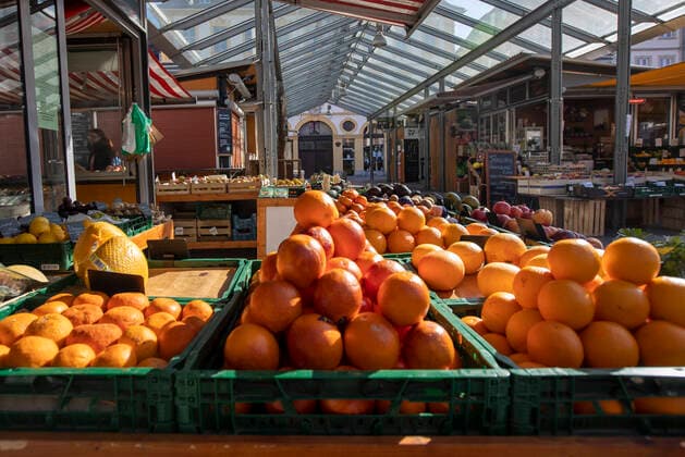 Wuerzburg, City, 23 03 2020, Coronavirus, disaster in Bavaria, initial restrictions Picture The farmers market stalls at the market place suffer from the initial restrictions Copyright: HMBxMedia xHeikoxBecker
