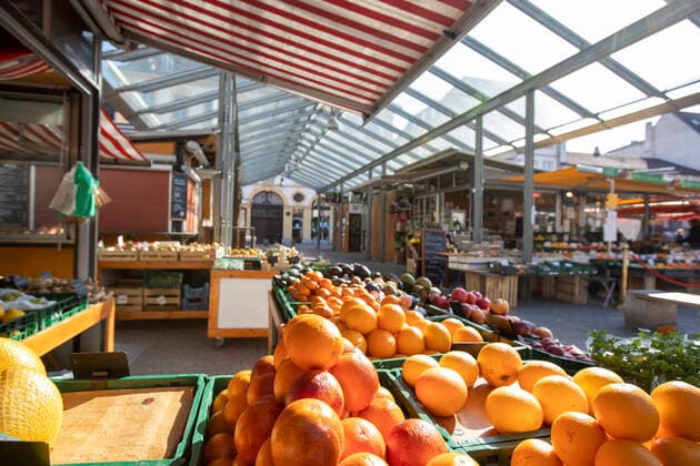 Wuerzburg, City, 23 03 2020, Coronavirus, disaster in Bavaria, initial restrictions Picture The farmers market stalls at the market place suffer from the initial restrictions Copyright: HMBxMedia xHeikoxBecker