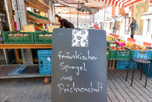 Wuerzburg, City, 23 03 2020, Coronavirus, disaster in Bavaria, initial restrictions Picture The farmers market stalls at the market place suffer from the initial restrictions Copyright: HMBxMedia xHeikoxBecker
