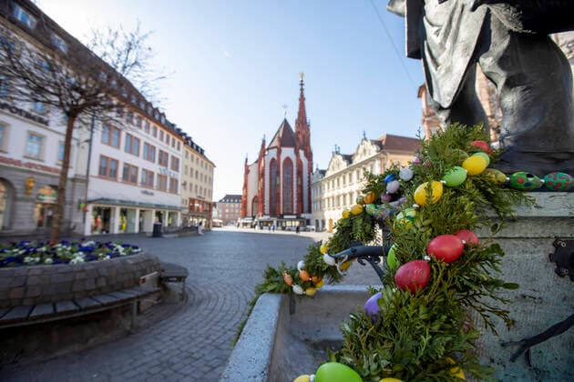 Wuerzburg, City, 23 03 2020, Coronavirus, disaster in Bavaria, exit restrictions Picture The empty market place is already decorated with Easter decorations Copyright: HMBxMedia xHeikoxBecker