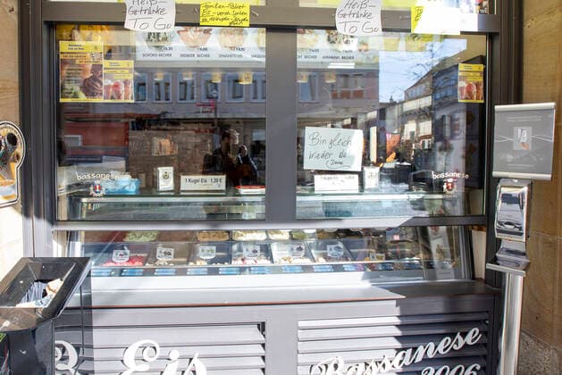 Wuerzburg, City, 23 03 2020, Coronavirus, catastrophe in Bavaria, exit restrictions Picture Ice cream parlor has a hand disinfection device on the right hand side when selling windows Copyright: HMBxMedia xHeikoxBecker