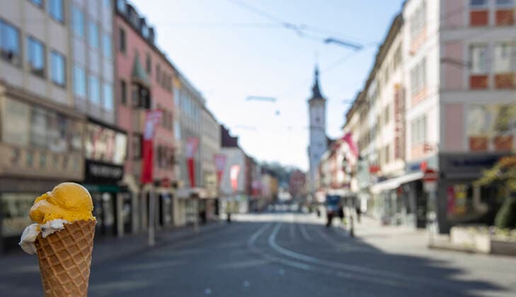 Wuerzburg, City, 23 03 2020, Coronavirus, disaster in Bavaria, exit restrictions Picture An ice in bright sunshine, in the background the empty Domstrasse, which would be normally busy at this time Copyright: HMBxMedia xHeikoxBecker