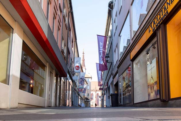 Wuerzburg, City, 23 03 2020, Coronavirus, disaster in Bavaria, exit restrictions Picture The hotspots in Wuerzburg are deserted in bright sunshine, even in the alleys there are no people on the move Copyright: HMBxMedia xHeikoxBecker