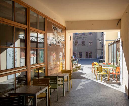 Wuerzburg, City, 23 03 2020, Coronavirus, disaster in Bavaria, exit restrictions Picture The hotspots in Wuerzburg are deserted in bright sunshine, even in the alleys there are no people on the move Copyright: HMBxMedia xHeikoxBecker