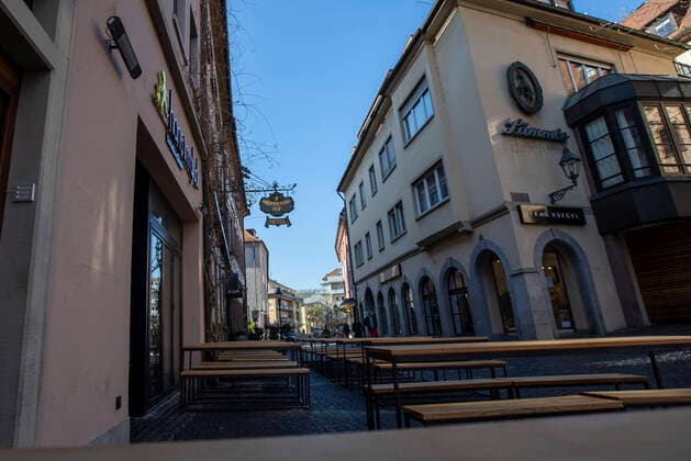 Wuerzburg, City, 23 03 2020, Coronavirus, disaster in Bavaria, exit restrictions Picture The hotspots in Wuerzburg are deserted in bright sunshine, even in the alleys there are no people on the move Copyright: HMBxMedia xHeikoxBecker