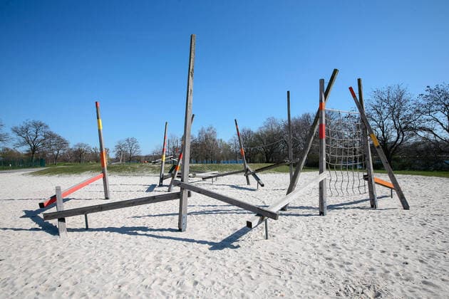 23 03 2020, xtgx, effects of the corona virus in Wolfsburg, playground in Allerpark, which is not allowed to be entered Wolfsburg